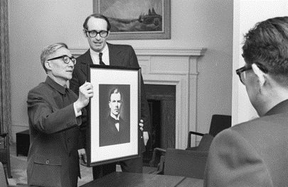 Chang Wen-Chin, the Ambassador of China, receives a portrait of Dr. Norman Bethune from Dr. John Evans. Photo: Robert Lansdale/U of T Archives B1998-0033 [ 741030-18 ]