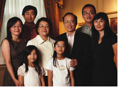 Above, back row from left: Amy Lo, Paul Mang, Yvonne Lo, Kenneth Lo, Nick Lo, Elaine Lo. Front: Amy's daughters. Photo: Daniel Ehrenworth