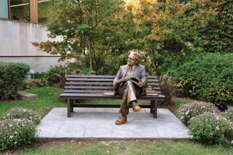 Photo of Northrop Frye statue at Victoria University