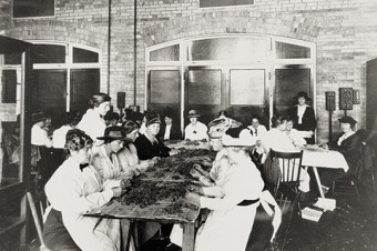 Club members makes phagnum moss dressings for soldiers, in U of T’s Physics Building in 1915