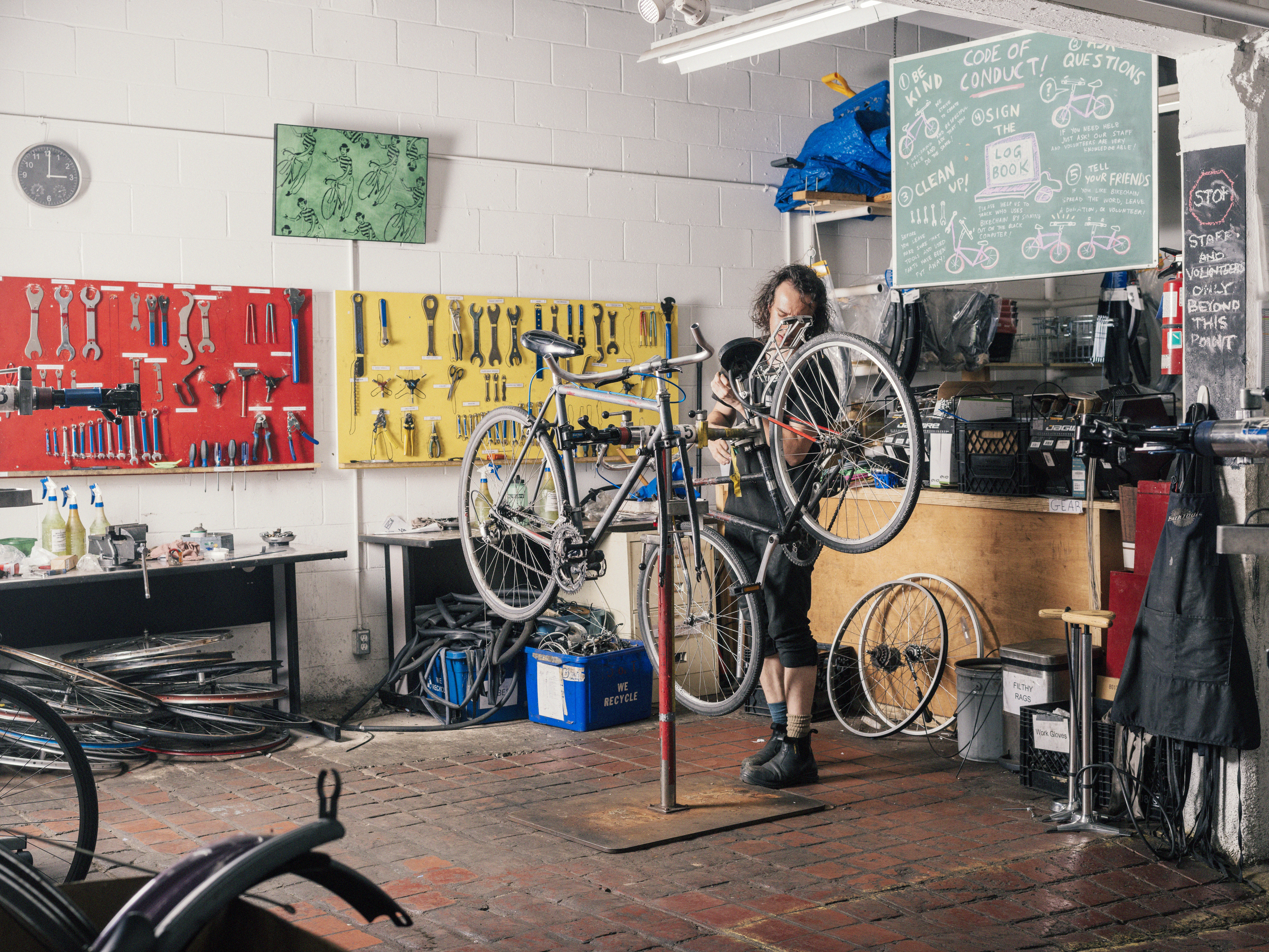 David Oliver fixes a bike at Bikechain